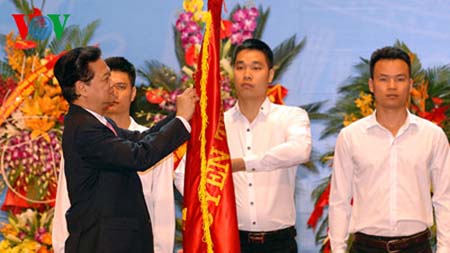 Thủ tướng Nguyễn Tấn Dũng trao Huân chương Độc lập hạng Nhất cho Bộ Khoa học và Công nghệ.